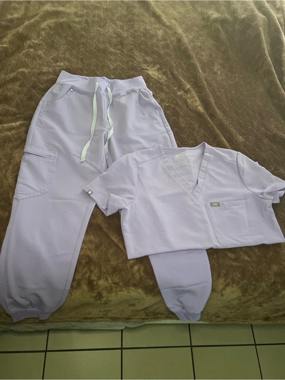 Figs Lavender Women's Scrub Set - V-Neck Top & Drawstring Joggers